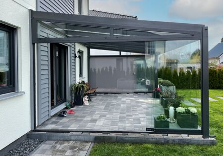 Eine Terrasse, die mit einem Glasdachsystem von Klaiber ausgestattet wurde.