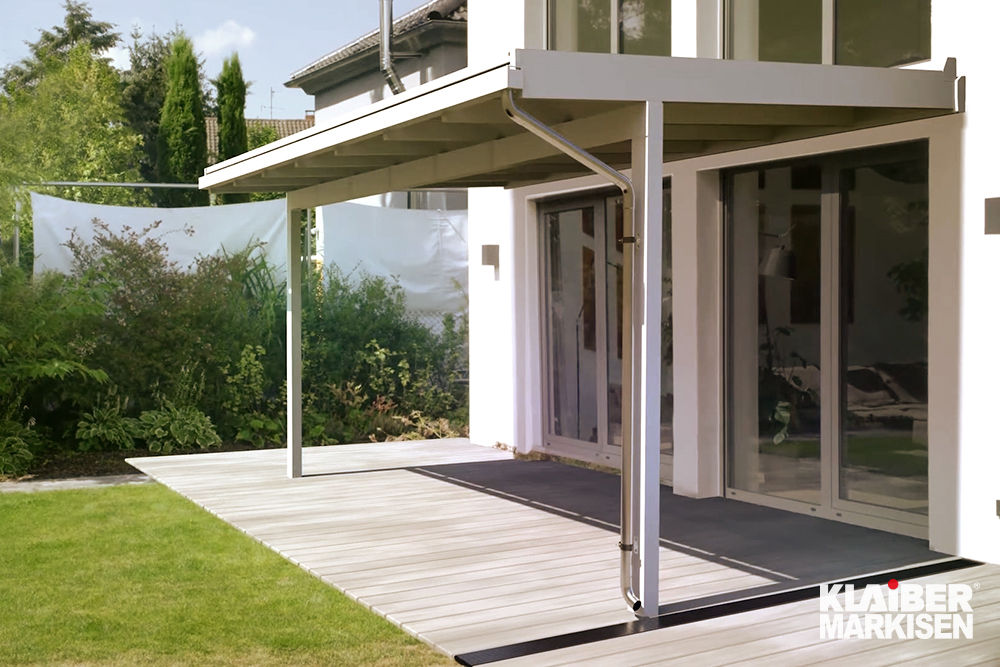 Eine Terrasse, die mit dem Glasdachsystem Nyon Plus GP4200 von Klaiber ausgestattet ist.